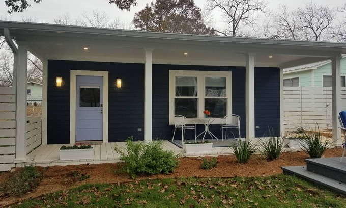 Fredericksburg Cottage | In Town. Pet Friendly. Quiet Neighborhood. Queen Bed. Perfect Getaway!
