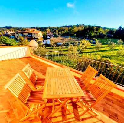 Massa Marittima Apartment | Incantevole appartamento, completo e confortevole con ampia terrazza privata e vista sulle colline Toscane, a pochi chilometri dal mare, vicino ai percorsi per bici della zona