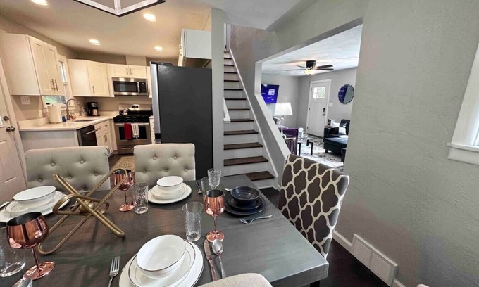 Bethel Park House | Incredible 5 bed 2 bath w/HOT TUB close to Pitt