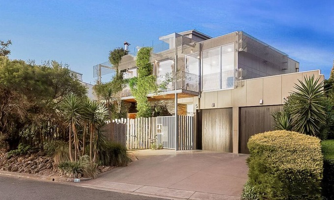 Mentone House | Incredible 5bed home + pool & hot tub + parking + walk to beach