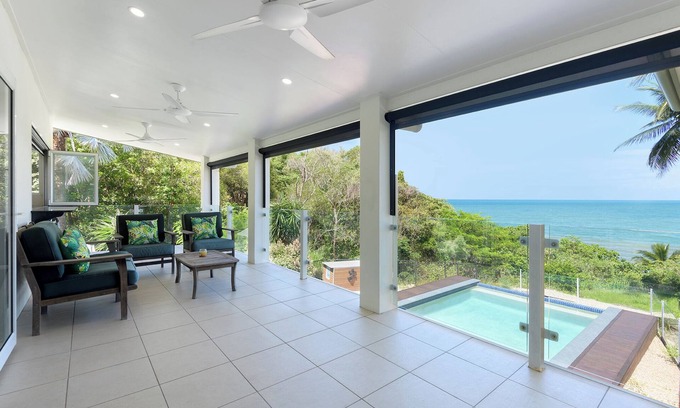 Oak Beach House | Incredible Beachfront home, 10 min to Port Douglas