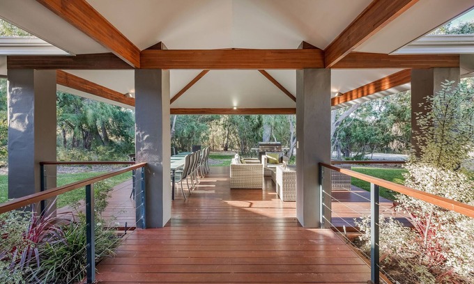 Dunsborough House | INCREDIBLE MULTI-FAMILY HOLIDAY HOME SITUATED IN LUSH NATURAL BUSHLAND