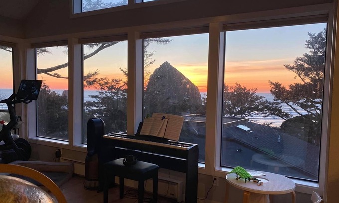 Tolovana Park House | Incredible views, 1 min to Haystack Rock, 5 bedroom, very private