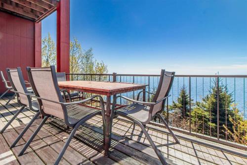Tofte House | Incredible Views w Garage on Lake and bike trail