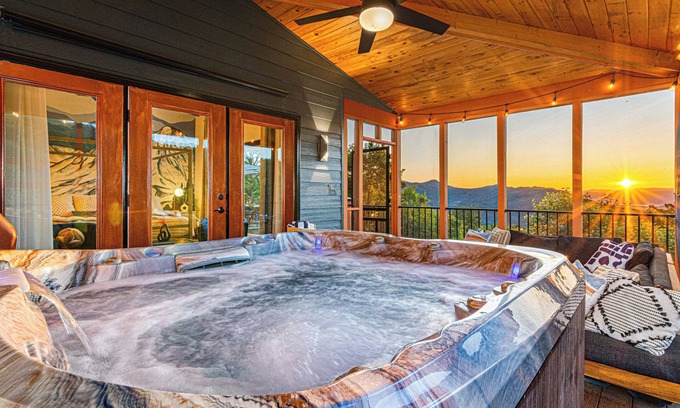 McGaheysville House | Incredible Year-Round Views.HGTV Design.HotTub.Theater.Sauna.Rec Room.Arcades
