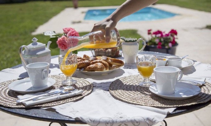 Castelnau-de-Mandailles Bed & Breakfast | Independent room with shared pool