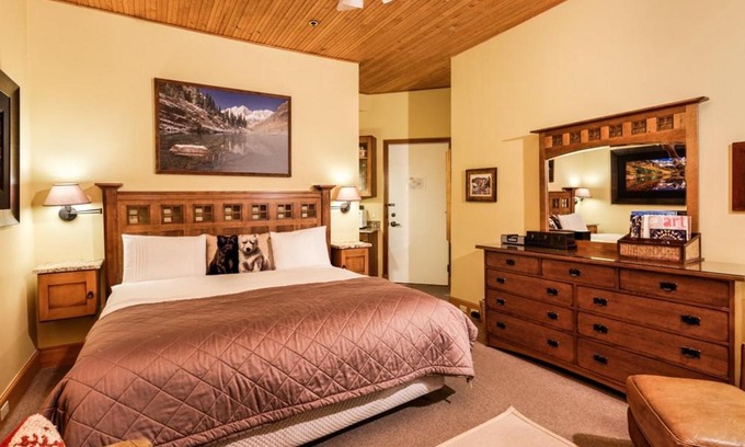 Downtown Hotel | Independence Square Unit 309, Downtown Hotel Room with A/C in Aspen, Wet Bar & More