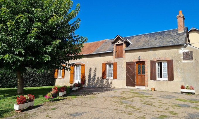 Pierrefitte-es-Bois Cottage | Independent house with enclosed yard 1km from village