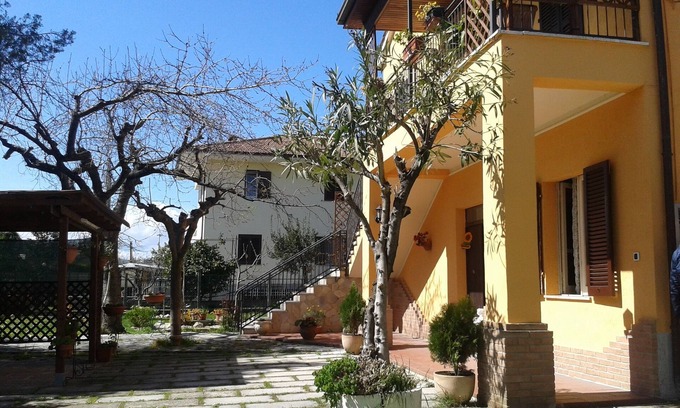 Mosciano Sant'Angelo House | Independent apartment in a villa with garden