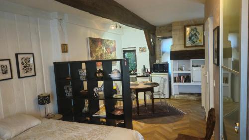 Haie Vigne Apartment | Independent Master suite, 18th century home