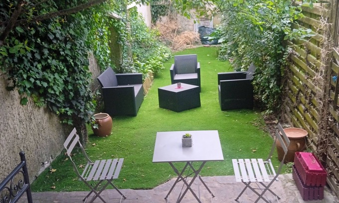 Thabor - Saint-Helier Bed & Breakfast | Independent private room with private garden.