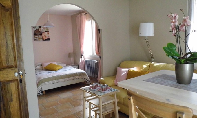 Meyreuil Apartment | INDEPENDENT STUDIO in villa with pool