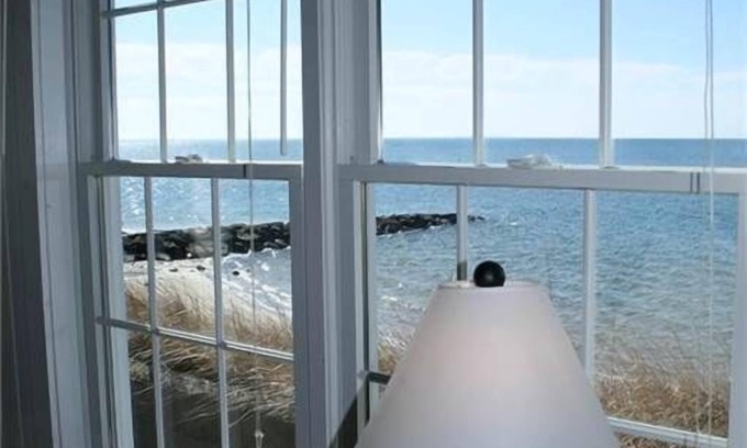 Indian Neck Heights House | Indian Neck 2BD Waterfront-RIGHT ON THE BEACH, A/C, Direct Beach Access, Amazing Water Views & Sunsets