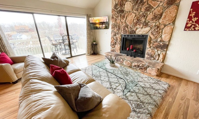 Osage Beach Condo | Indian Pointe 245 - 2BR Condo | 900 Sq. Ft | Lake View - Includes Boat Slip | Sleeps 6