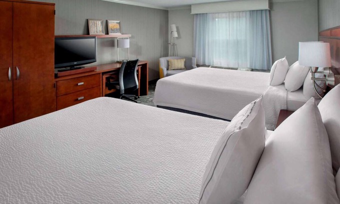 Tinton Falls Hotel | Indulge in Home Like Comfort! 2 Modern Units, Near Atchison Fields, Pet-Friendly