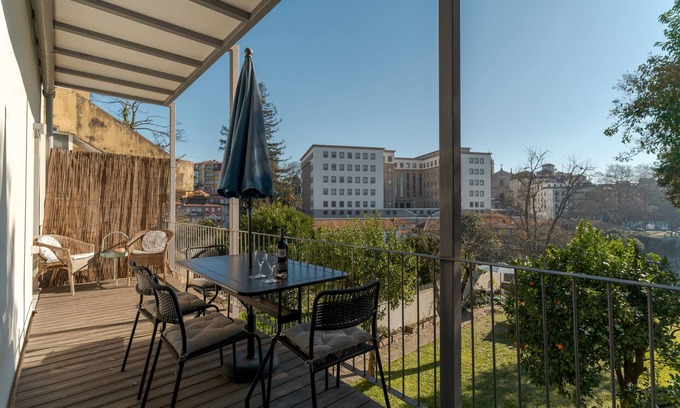 Uniao de Freguesias do Centro Apartment | Industrial Design Apart at City Center with Shared Garden, Wi-Fi and Air Conditioning