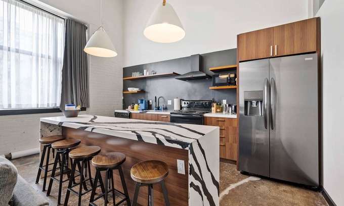 North Oakland Apartment | Industrial Loft 3 min to Hillman Cancer Center Sleeps 6