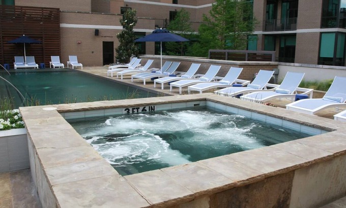 Glencoe Hotel | Infinity Pool Access & Pet Stay Near NorthPark Mall