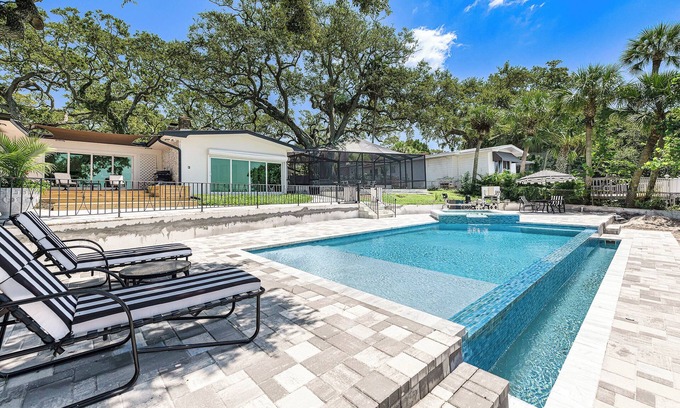 Jungle Terrace House | Infinity Pool + Dolphins! Bayfront Retreat