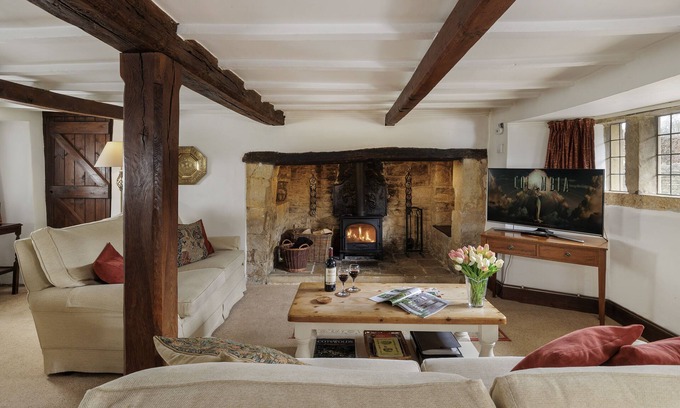 Chipping Campden Cottage | Inglenook Cottage - sleeps 2 guests in 1 bedroom