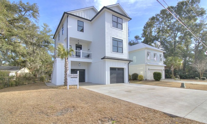 Murrells Inlet House | Inlet Escape - 5 BR/4 BA House Minutes From Murrells Inlet Marshwalk