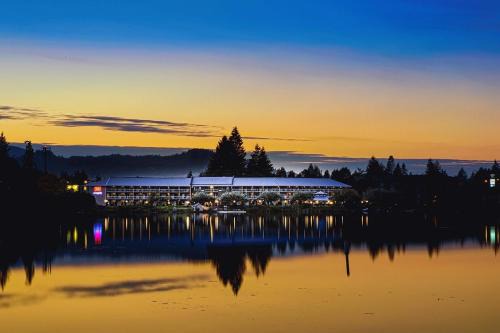 Regional District of Nanaimo Hotel | Inn on Long Lake