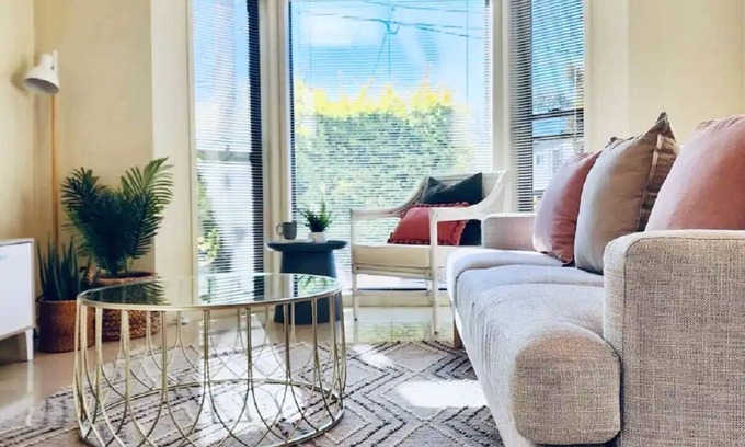 Carina House | Inner City 3 Bedroom 2.5 Bath Parking Wifi