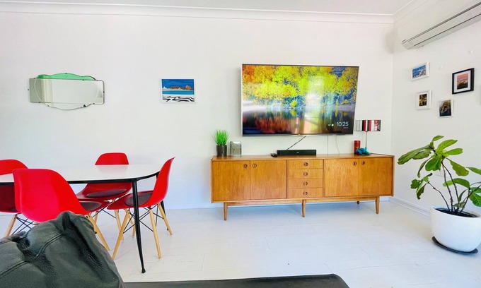 Lyneham Apartment | Inner North Retro Gem - Pet Friendly
