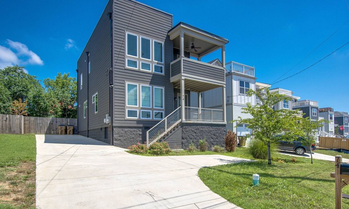 Urbandale Nations House | Insta-Worthy Rooftop Views! Heart of Nashville! Sleeps 12+