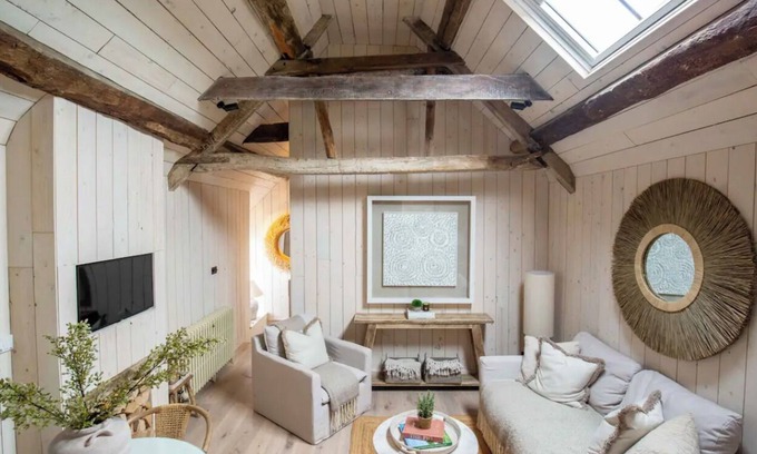 Adderbury House | Interior Designed Cotswolds Coach House Opposite Open Fields
