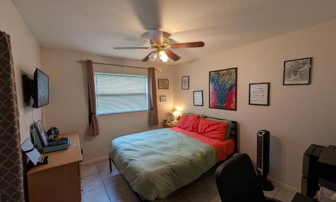 Largo House | Introverts Paradise! Central Largo and Pinellas! 15 mins to beaches!