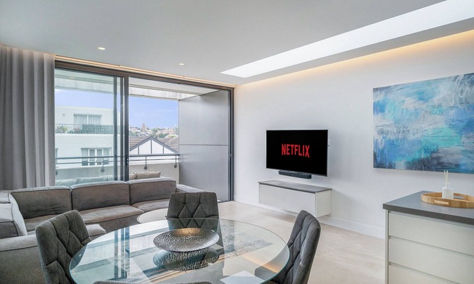 Coogee Apartment | Inviting 2BR Unit w/Parking near Coogee Beach