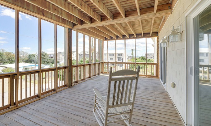 Atlantic Beach Apartment | Inviting Atlantic Beach Townhome ~ 1/2 Mi to Ocean