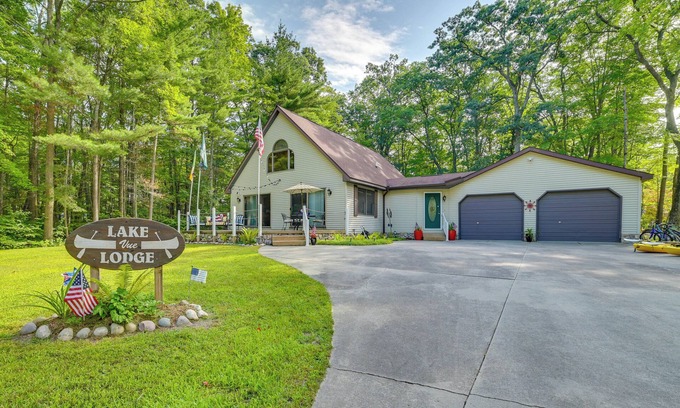 Lewiston House | Inviting ‘Lake Vue Lodge’ Home w/Fire Pit + Deck