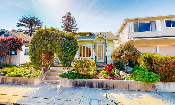 Beach Hill - Beach Flats House | Inviting retreat near Monterey Bay & San Lorenzo River w/full kitchen & WiFi