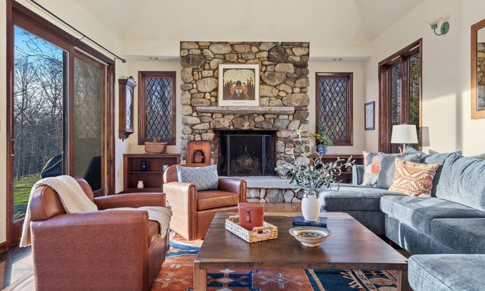 Ipswich Cabin | Ipswich Riverfront Lodge/Horse Friendly Barn+Paddocks/Kayak+Canoe/Sleeps 10