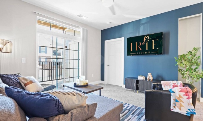 Westfield Apartment | IRIE Living-Homey Suite Grand Park+King Bed +Pool