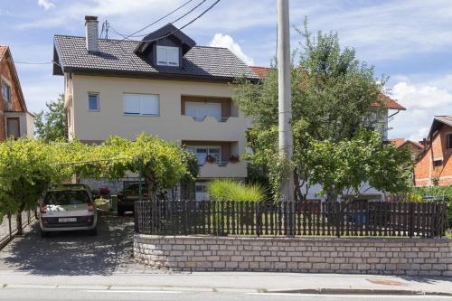 Slunj House | IRIS Room & Apartment