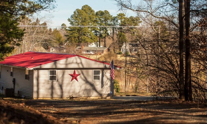 Clarksville Cottage | Iron Gate Lakefront Getaway