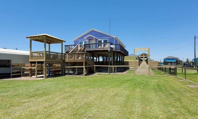 Crystal Beach House | Irresistible local! Fenced yard, pet/kid friendly!