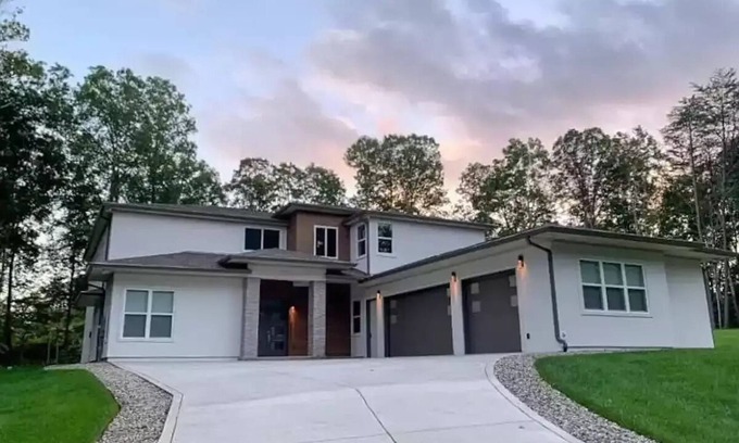 McMinnville Villa | ISHA Village Large room with Mountain Retreat