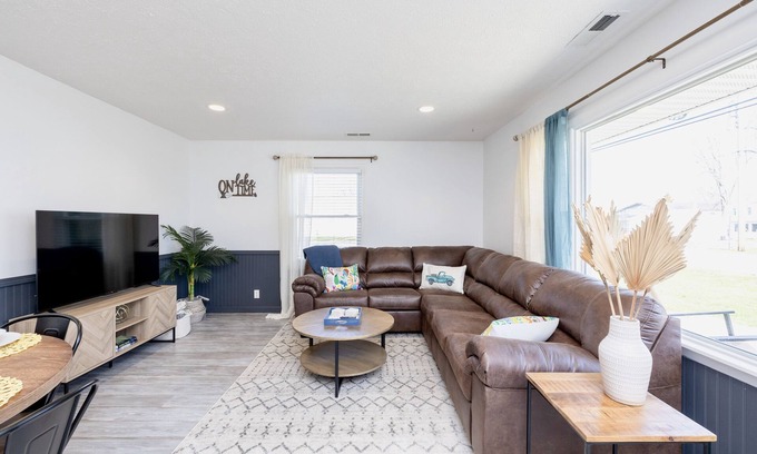 Lakeview Cottage | Island Cottage w/Pool Table & Walking distance to Cranberry!