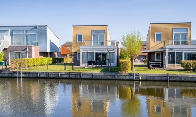Oude-Tonge House | Island house with grass (play) field, green hedges and an open view.