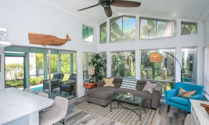 Jensen Beach House | Island Time-Walk to the beach-Intercoastal home in tropical paradise!
