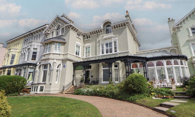 Waterloo Cottage | ISMAY BILLIARD ROOM APARTMENT - TITANIC INTEREST in Waterloo, Merseyside
