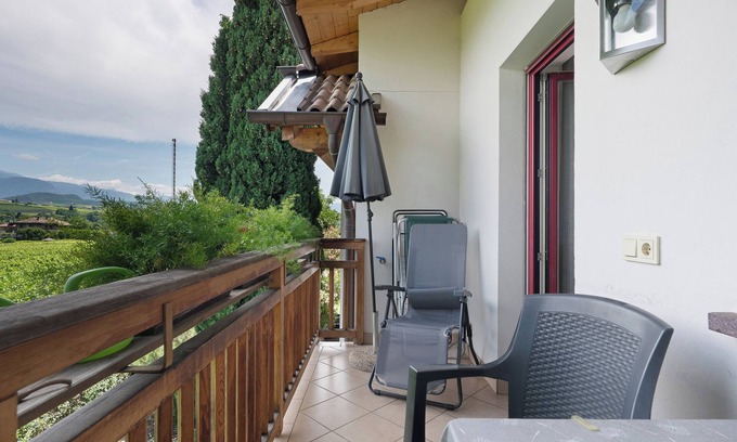 St. Pauls Apartment | Apartment 'Pink Lady' with Mountain View, Shared Terrace and Wi-Fi