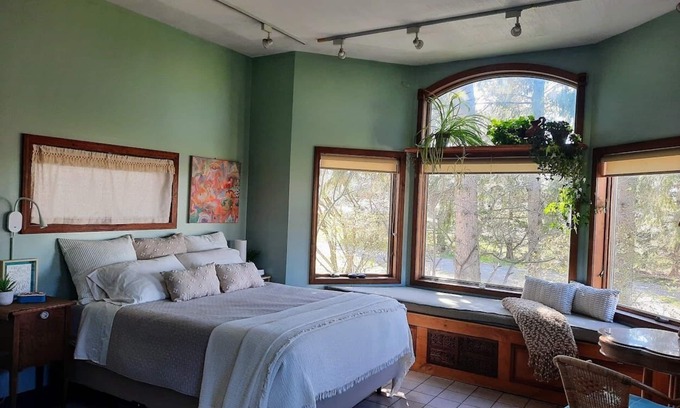 Interlaken Apartment | It's Here! A Restful Experience.FLX Wine Trails Garden Studio + Deck + BBQ