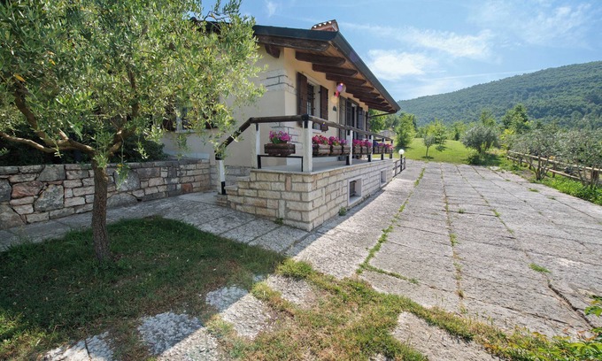 Sant'Ambrogio di Valpolicella House | Holiday Home 'Delle Delizie' with Lake View, Private Garden and Air Conditioning