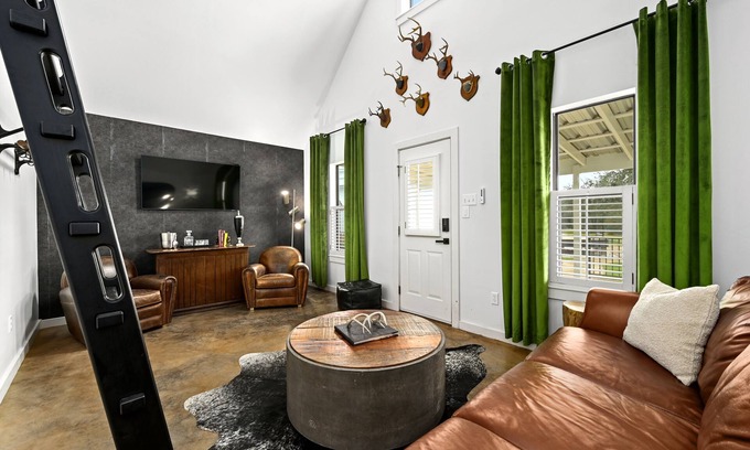 Dripping Springs Cottage | 'Ivy Cottage' - Hill Country Views at Allegro!