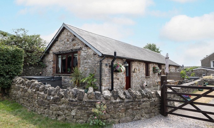 North Cornelly Cottage | Ivy Cottage - sleeps 5 guests in 2 bedrooms
